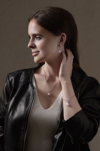 🌙 Set Moon Nude – něha, světlo a ženskost v té nejčistší podobě. Každá perla Lampglas s vrstvou ryzího stříbra uvnitř...