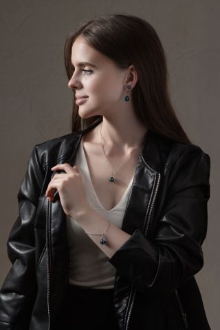 💙 Set Cobalt Nude – tichá síla, která zanechá dojem. Ručně vyrobená perla Lampglas s černým základem a metalicky modrými...