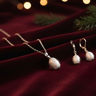 Set Snow Nude v sobě spojuje ladnou jednoduchost a ledově svěží eleganci. Sněhově bílá perla Lampglas, ručně vyrobená s...