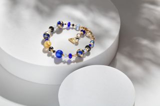 Někdy stačí jeden detail, aby Vánoce dostaly úplně jiný tón. ✨ Náramek Imperial Flame je ten typ dárku, který nepůsobí...