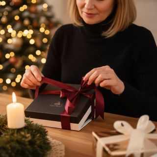 Kouzlo Vánoc nezačíná u stromečku. Začíná ve chvíli, kdy rozvážete mašli… a víte, že uvnitř je něco, co opravdu stojí za...